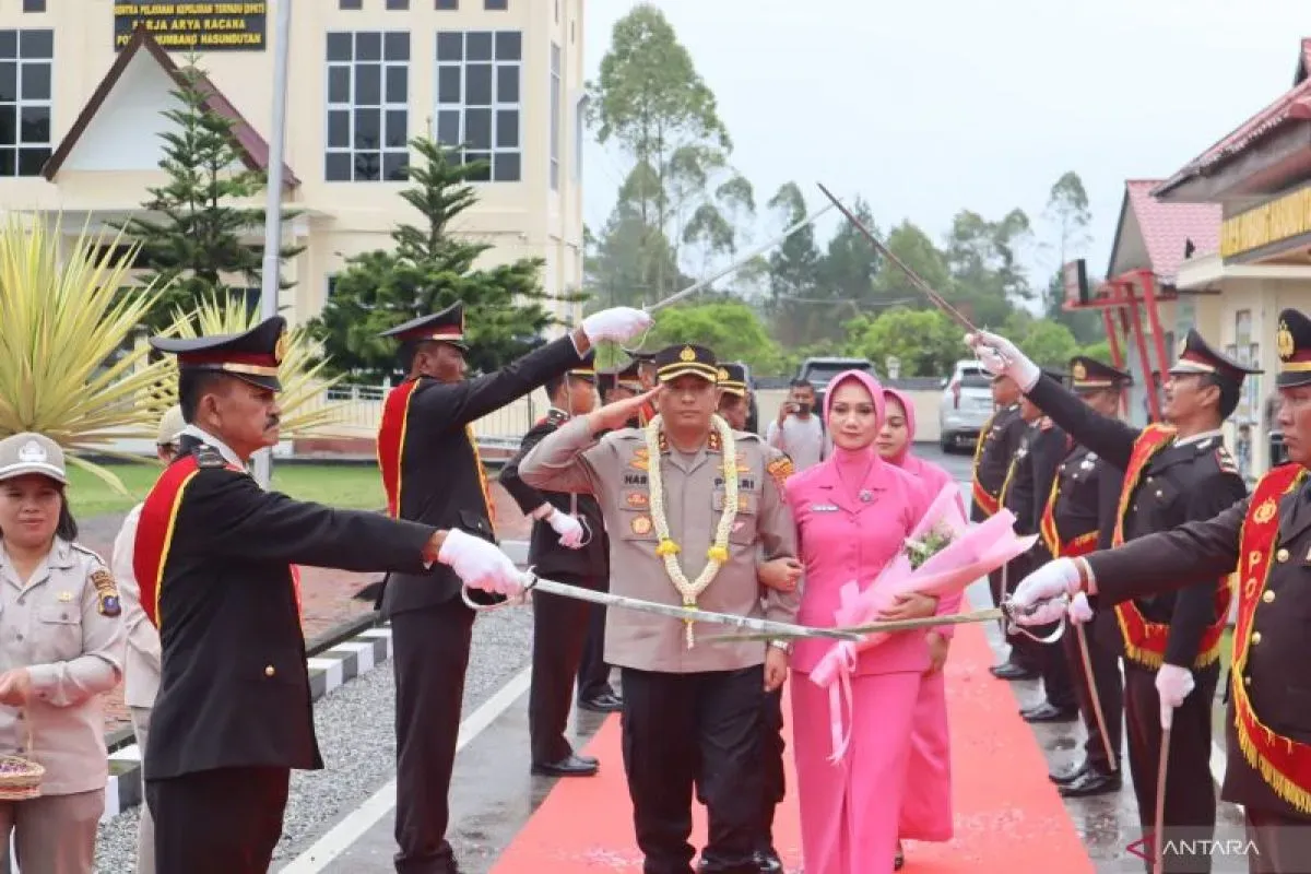 Suasana Haru, AKBP Hary Adrianto Berpamitan ke Polda DIY dengan Pedang Pora