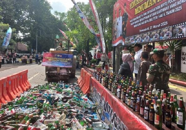 Jelang Lebaran, Polres Grobogan Sita dan Musnahkan Ribuan Botol Miras