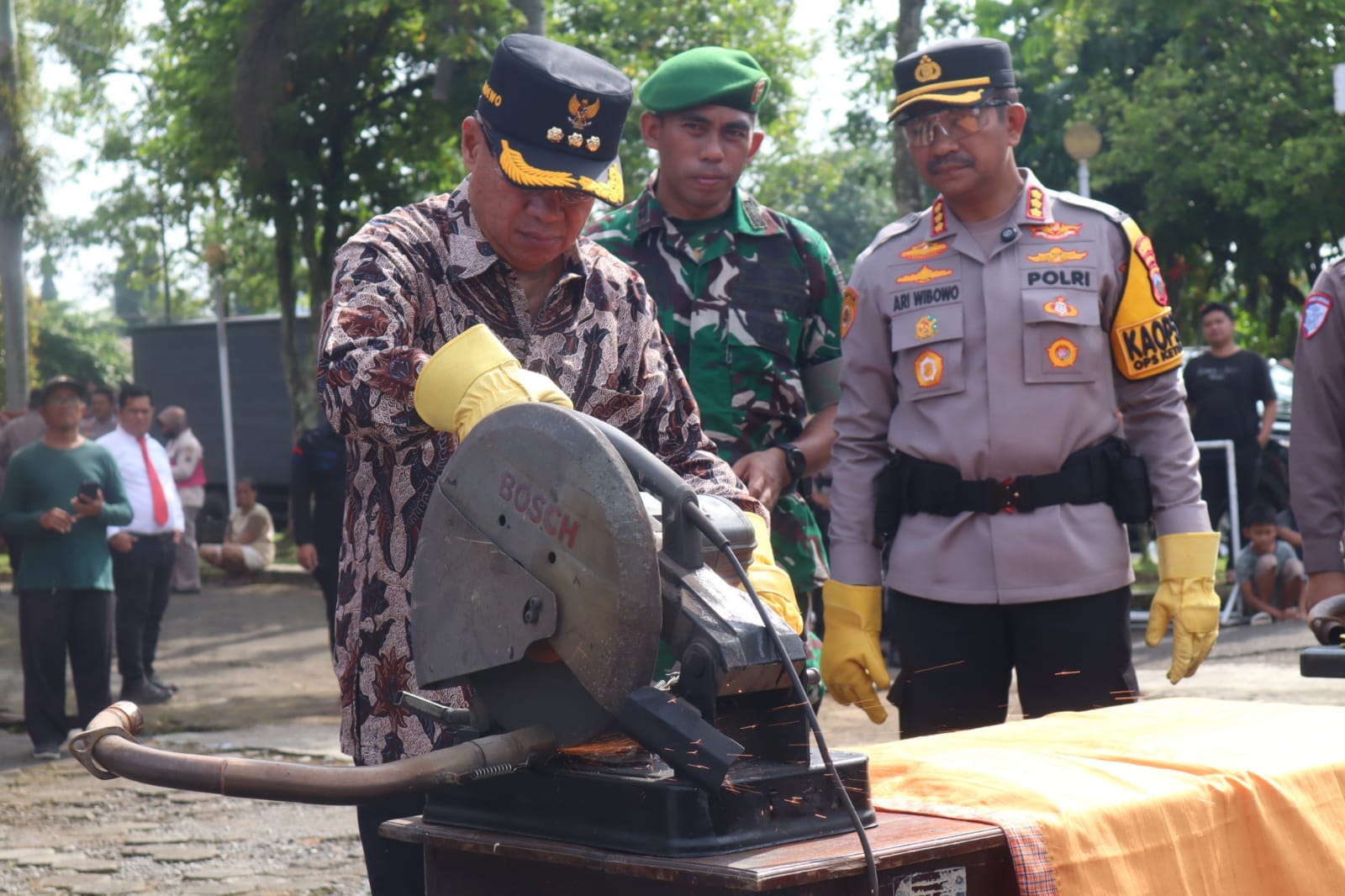 Polresta Banyumas Hancurkan 1.501 Botol Miras dan 743 Knalpot Brong Hasil Razia