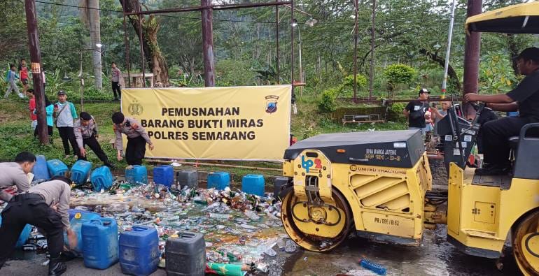 Polres Semarang Musnahkan 1.675 Botol Miras dan Ratusan Liter Tuak Hasil Razia