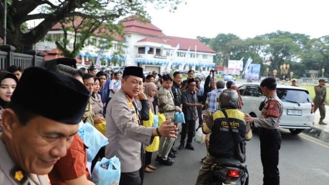 Polresta Malang Kota Bersama Forkopimda & GMNI Jatim Bantu Warga Usai Aksi Demo