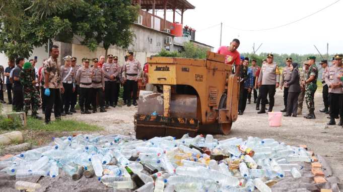 Polres Blora Musnahkan Ribuan Botol Miras Berbagai Jenis dan Merek