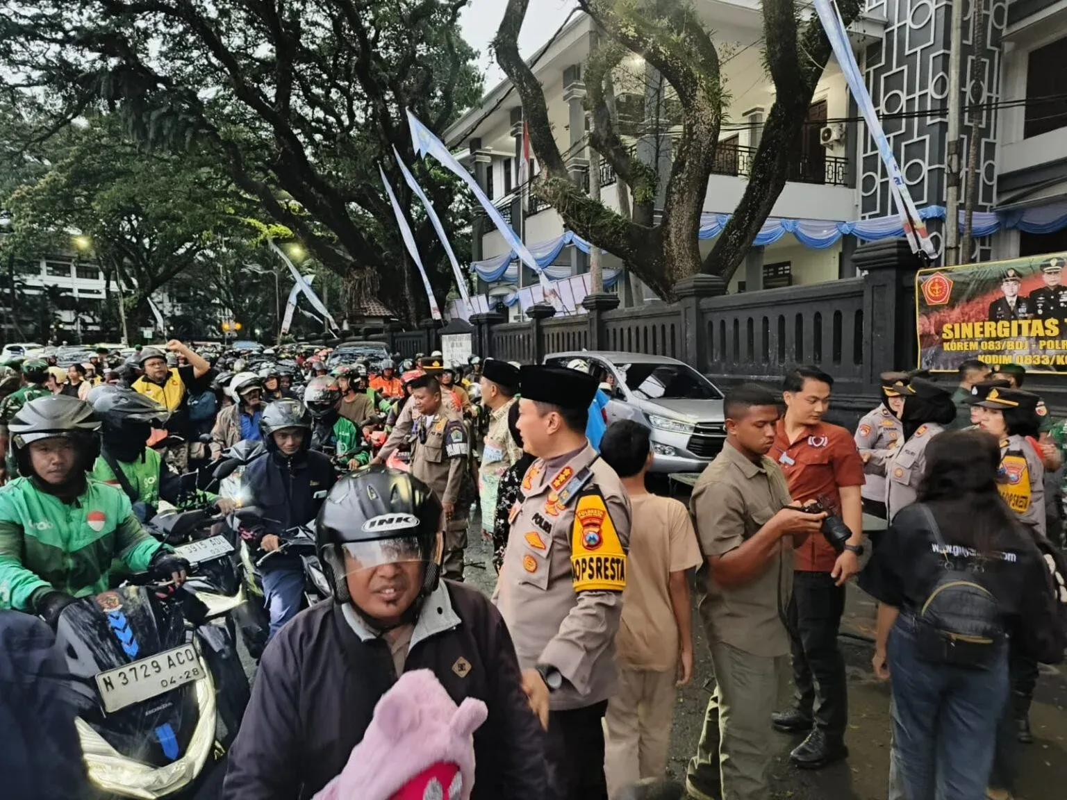 Sinergi TNI-Polri Kota Malang, Korem 083/BDJ, Kodim 0833, dan Polresta Malang Kota Bagikan Takjil ke Warga