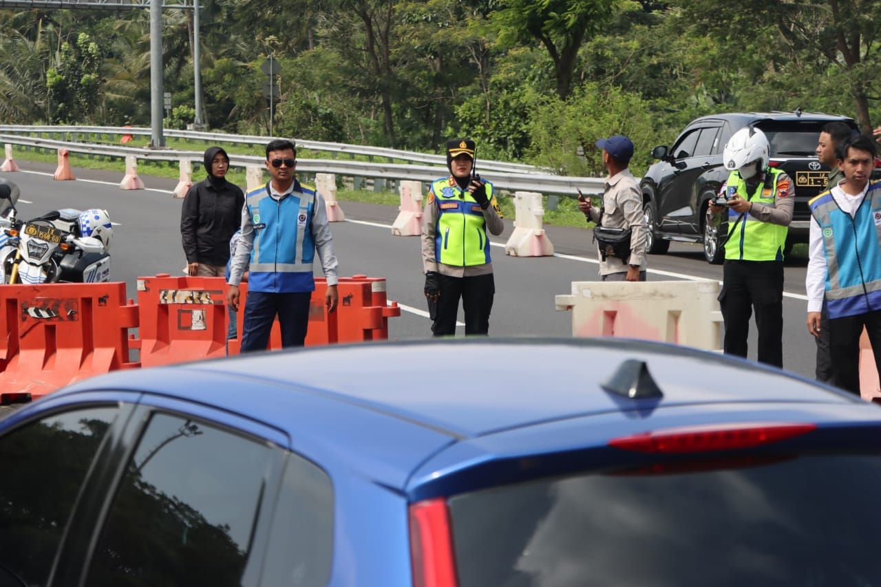 Arus Mudik Padat, Polres Semarang Berlakukan Rekayasa One Way