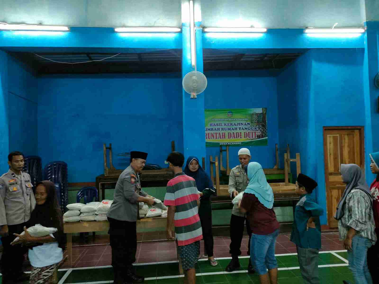 Peduli Sesama, Polsek Sokaraja Salurkan Zakat Fitrah kepada Warga yang Membutuhkan