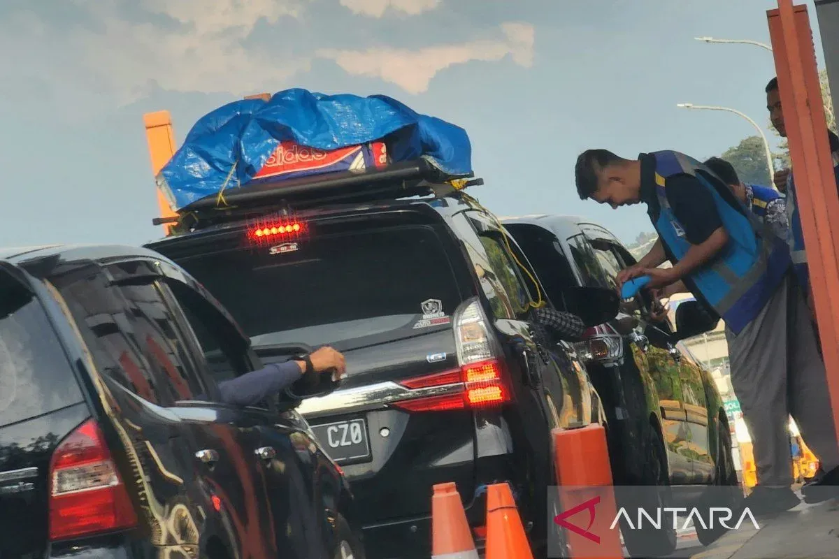 Gerbang Kalikangkung Semarang Padat Lancar, Arus Mudik Terkendali