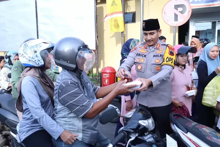 Polres Jepara Tebar Kebaikan dengan Bagi-Bagi Takjil ke Warga