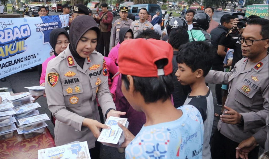 Peduli Sesama, Polres Magelang Kota Bagikan 600 Takjil di Jumat Berkah