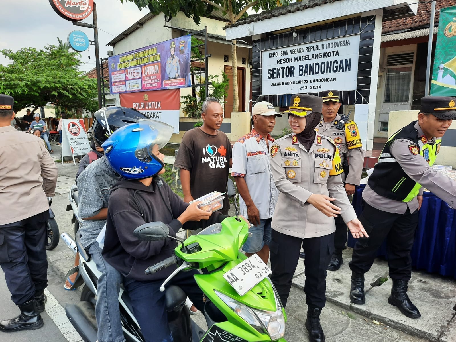 Sambut Ramadhan, Kapolres Magelang Kota Bagikan Takjil di Polsek Bandongan
