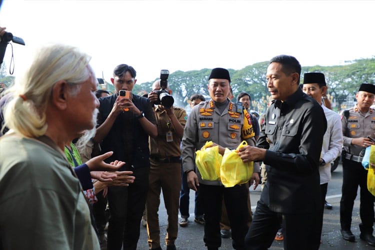 Pasca Demo, Polresta Malang Kota & GMNI Jatim Gelar Kerja Bakti dan Salurkan 2000 Paket Sembako