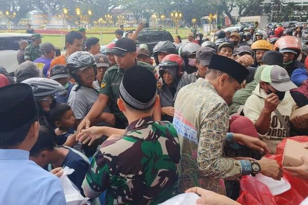 Sinergi TNI-Polri, Kodim 0833 dan Polresta Makota Berbagi Takjil di Bulan Ramadan