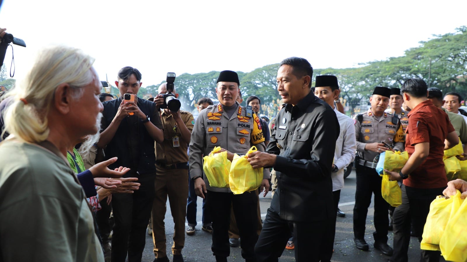 Polresta Malang Kota, Forkopimda, dan GMNI Jatim Bersih-Bersih Kota Sekaligus Berbagi Sembako