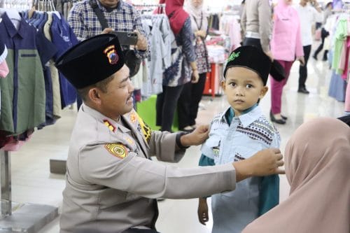 Kapolres Grobogan Ajak Anak Yatim Piatu Belanja Baju Lebaran