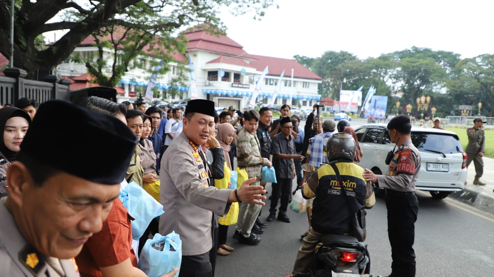 Kapolresta Malang Kota Pimpin Kerja Bakti Pasca Demo dan Salurkan 2.000 Paket Sembako