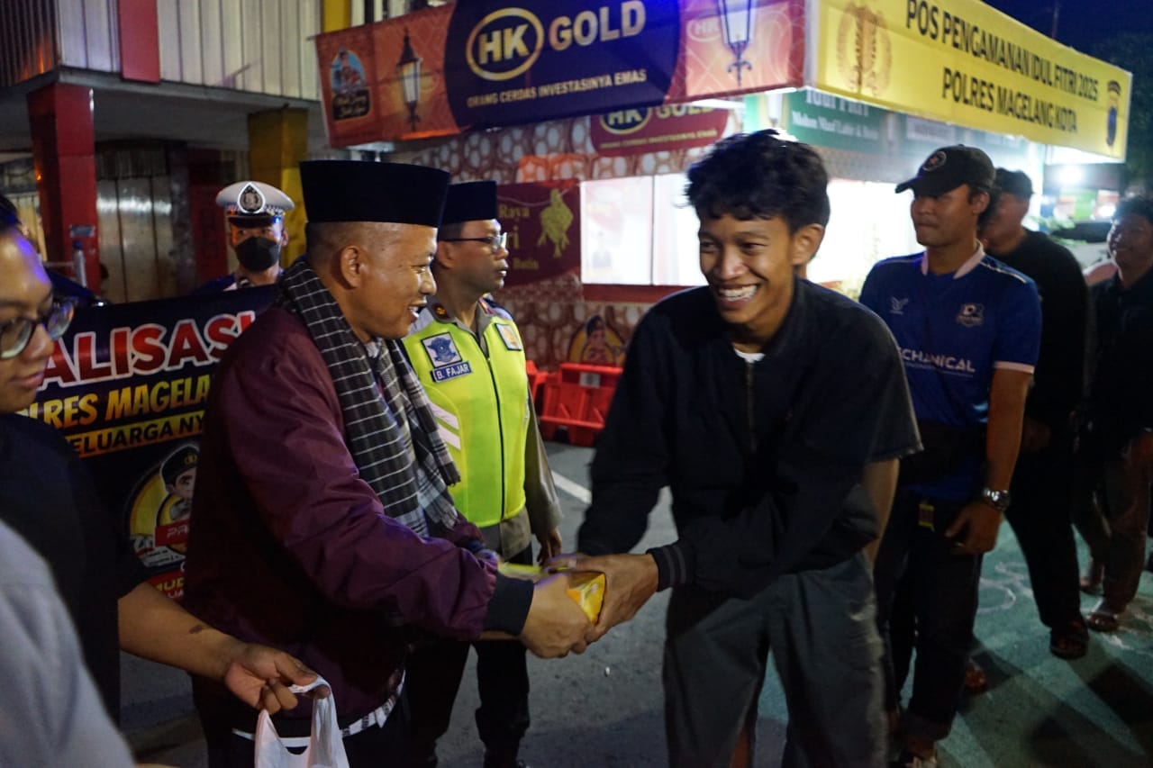 Polres Magelang Kota Gelar Saur On The Road, Bagikan 200 Nasi Dus untuk Masyarakat