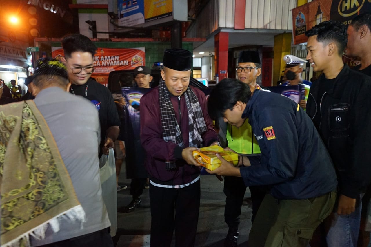 Peduli di Bulan Ramadhan, Polres Magelang Kota Berbagi Sahur di Simpang Shoping