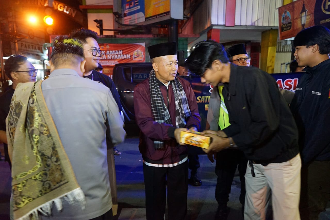 Polres Magelang Kota Gelar "Saur On The Road", Bagikan 200 Nasi Dus untuk Warga