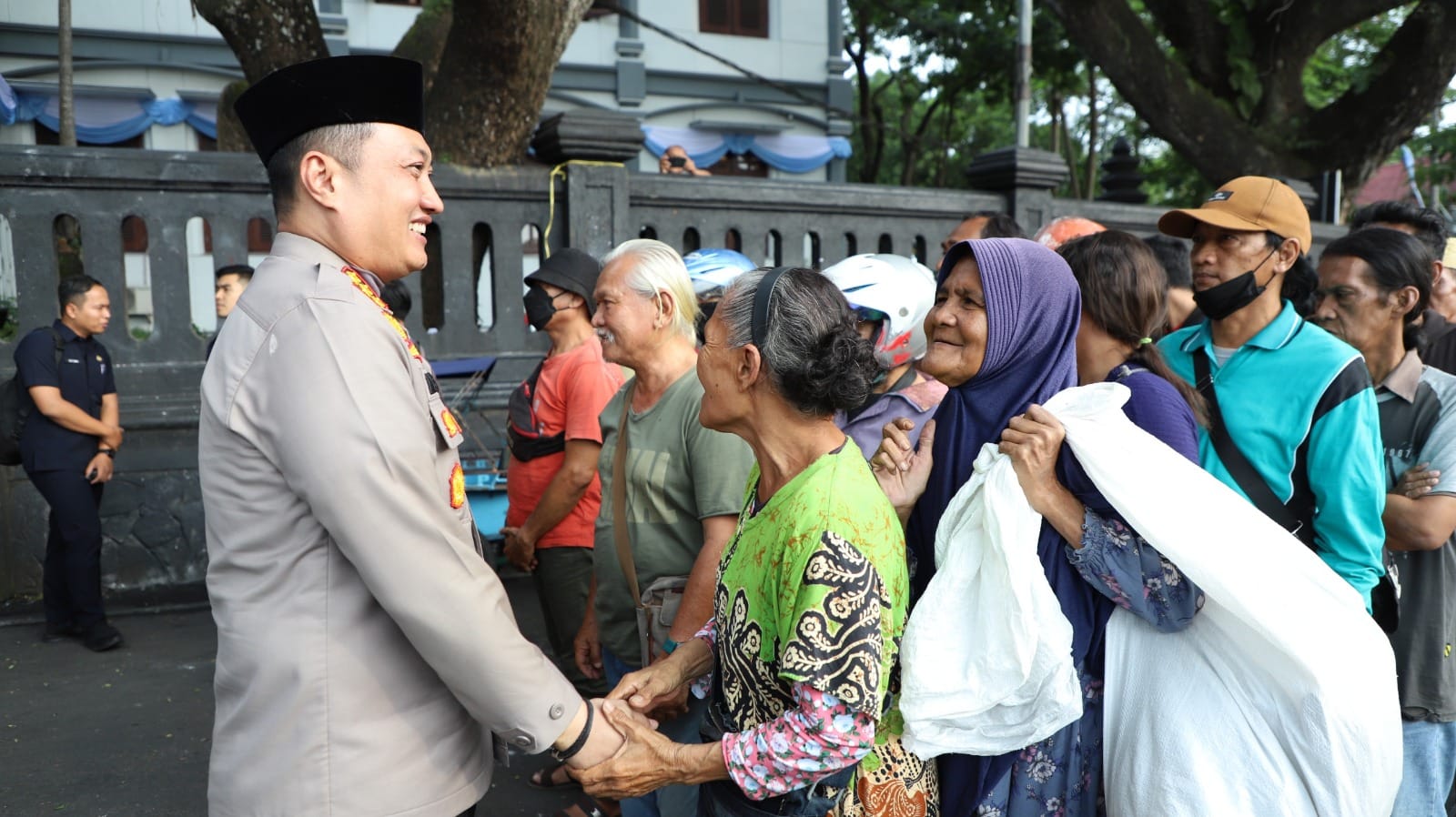 Respons Pasca Demo: Polresta Malang Kota & GMNI Jatim Berbagi 2000 Paket Sembako