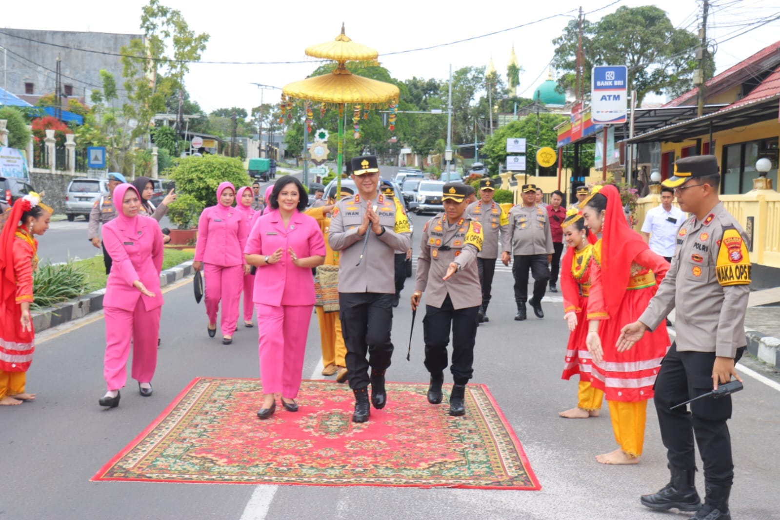 Kapolda Kalteng Disambut Tradisi Adat dalam Kunker Perdana di Polres Kobar