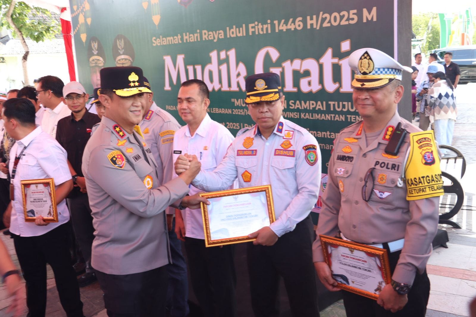 Polda Kalteng dan Pemprov Berangkatkan 495 Pemudik Gratis ke Empat Kota