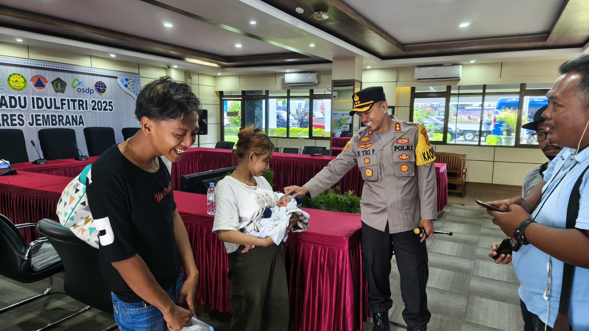 Polisi Jembrana Selamatkan Bayi 5 Hari dari Antrean Panjang Mudik