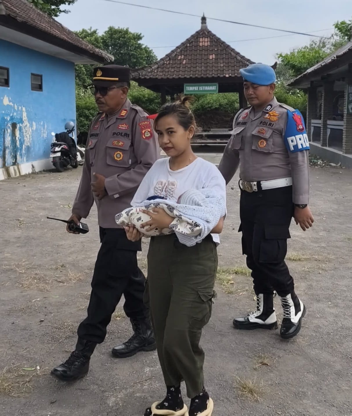 Polres Jembrana Bantu Evakuasi Bayi 5 Hari di Tengah Kemacetan Gilimanuk