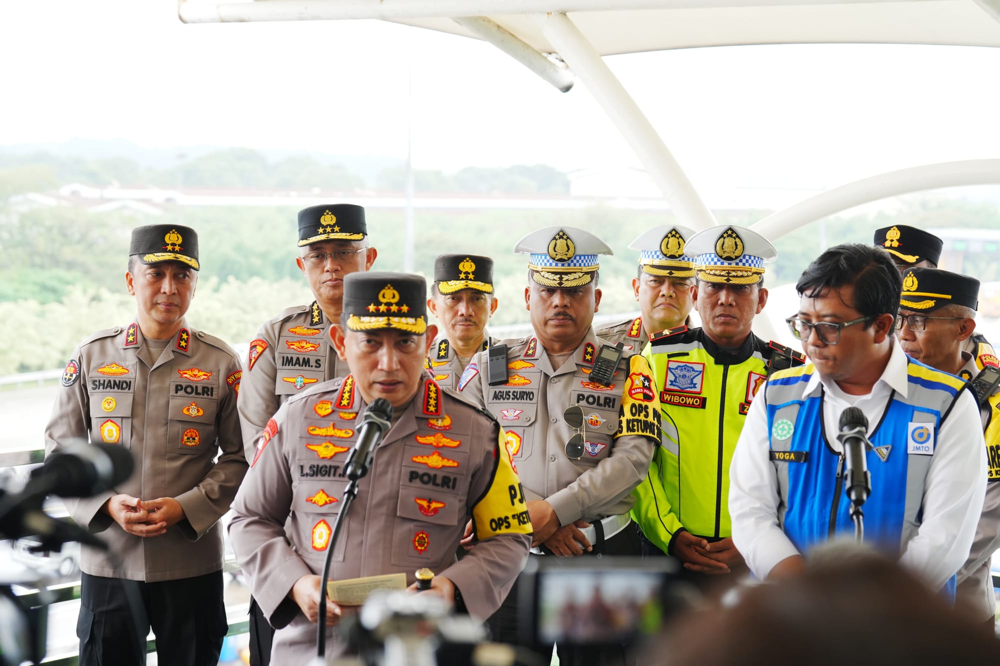 Tinjau KM 70 Tol Cikampek, Kapolri Pastikan Pelayanan Arus Mudik Lebaran 2025 Berjalan Maksimal