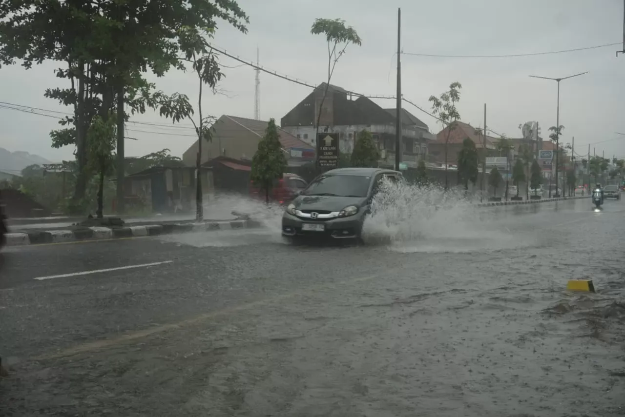 Jalan Yogya-Solo di Prambanan Klaten Tergenang Akibat Hujan Deras, Arus Lalu Lintas Terganggu