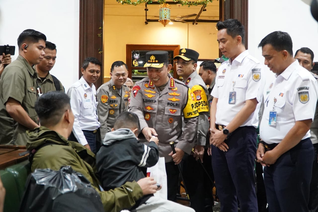 Tinjau Stasiun Tugu, Kapolri: Kereta Api Jadi Alternatif Mudik yang Tepat Waktu dan Nyaman