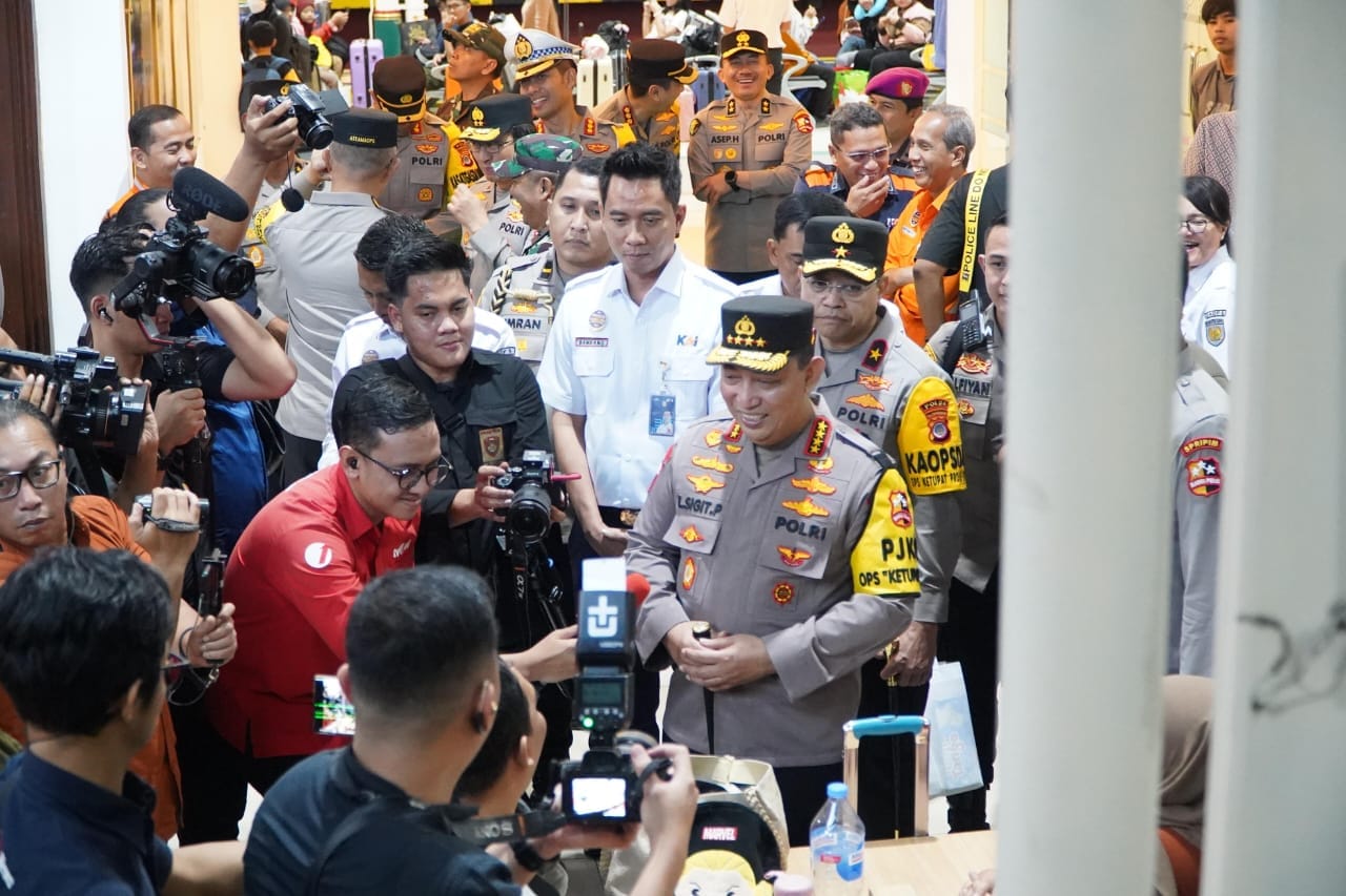 Pantau Arus Mudik, Kapolri: One Way Bertahap dan Kereta Tambahan Disiapkan