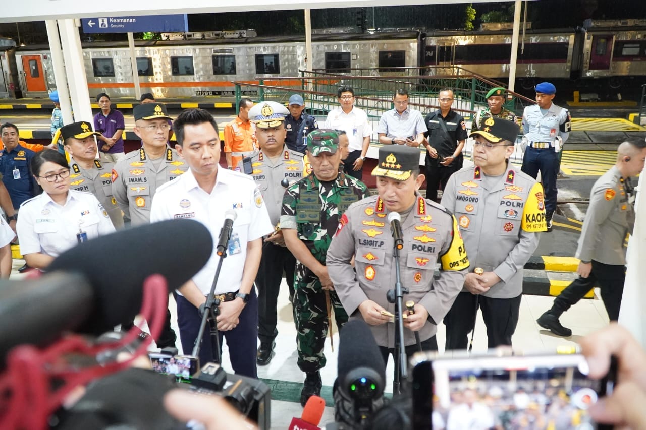 Tinjau Stasiun Tugu DIY, Kapolri: Mudik Gunakan Kereta Api Bisa Jadi Alternatif