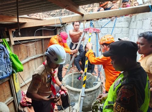 Tim Penyelamat Evakuasi Dua Warga Tanjungsari yang Pingsan di Sumur