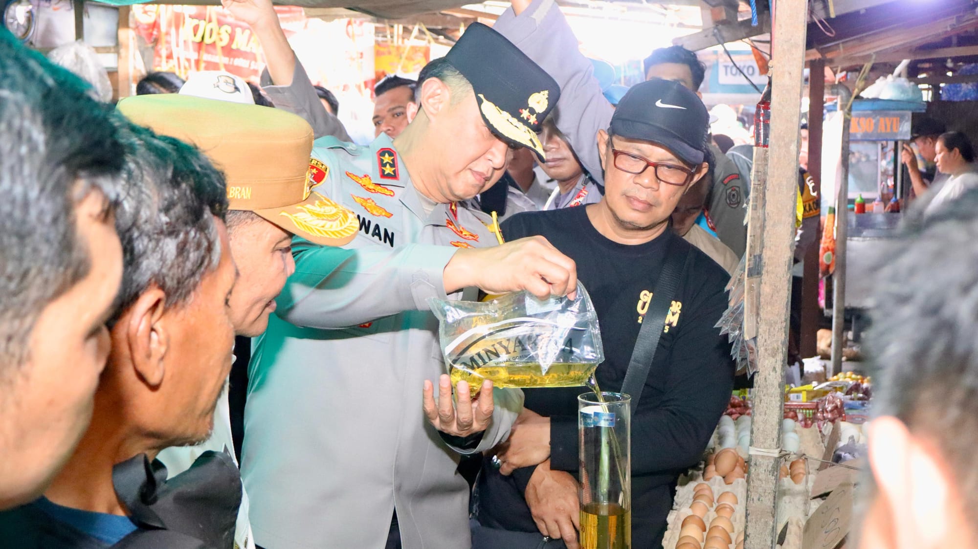 Kapolda Kalteng, Gubernur, dan Danrem Tinjau Pasar, Bandara, dan Pelabuhan di Sampit Jelang Mudik