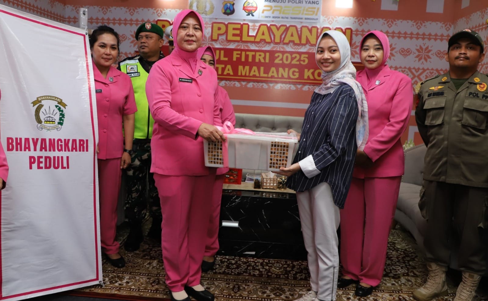 Kapolresta Kota Malang Dampingi Ketua Bhayangkari Tinjau Pos Operasi Ketupat Semeru