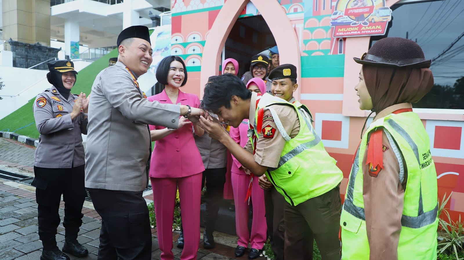 Ketua Bhayangkari Kota Malang Kota dan Kapolresta Tinjau Pos Pelayanan Lebaran 2025