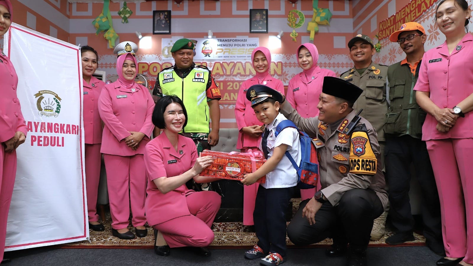 Ketua Bhayangkari Kota Malang Kunjungi Pos Pengamanan untuk Dukung Operasi Ketupat