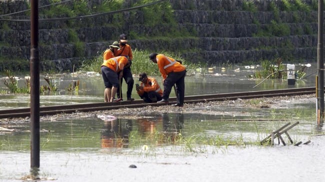 Jalur Kereta Api di Batang Jateng Lumpuh Sementara akibat Banjir