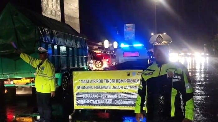 Jalur Pantura Demak Terendam Banjir Rob, Pengendara Diimbau Cari Jalan Alternatif