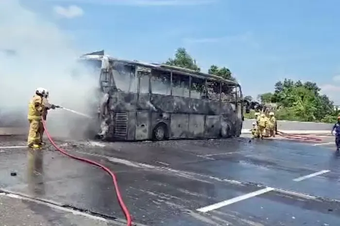Kebakaran Bus PO Hariyanto di Tol Semarang-Batang, Penumpang Selamat?