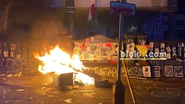 Aksi Tolak UU TNI di Kota Malang Memanas, Massa Lempar Molotov ke DPRD