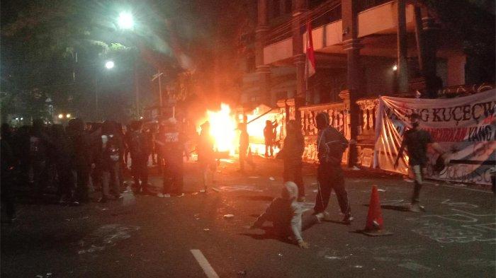 Aksi Tolak UU TNI di Malang Memanas, Pendemo Serang dengan Petasan dan Molotov