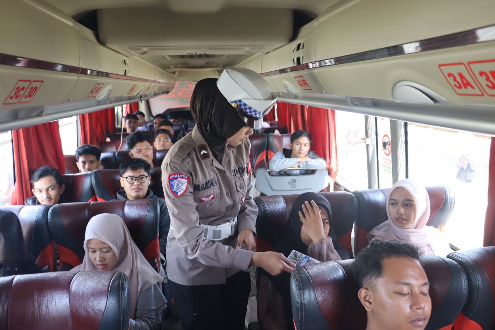 Ditlantas Polda Kalteng Bagikan Buku Saku Keselamatan untuk Pemudik
