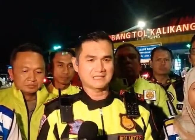 One Way Lokal Diberlakukan, Polisi Urai Kemacetan Mudik di Jateng