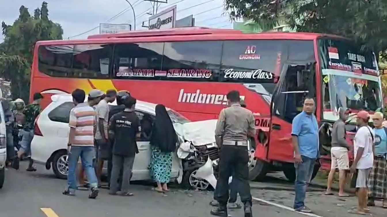 Mobil Oleng dan Hantam Bus di Pantura Kudus, Ini yang Terjadi