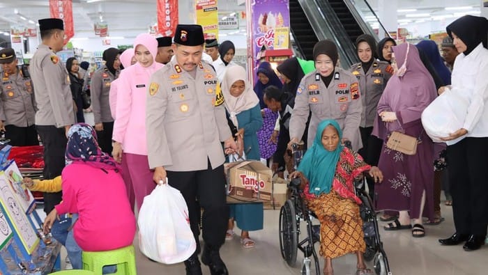 Kapolres Grobogan Temani Lansia Berbelanja Menjelang Lebaran