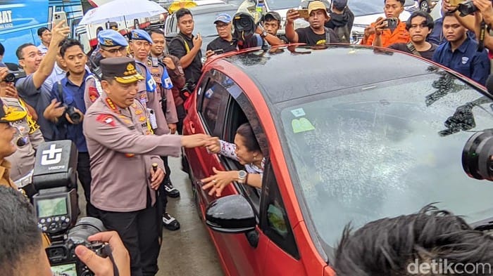 Kapolri Pantau Arus Mudik di GT Kalikangkung, Sebut Puncak Perjalanan Terjadi Besok