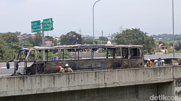 Kebakaran Hebat, Bus PO Haryanto Hangus di Tol Simpang Susun Krapyak Semarang