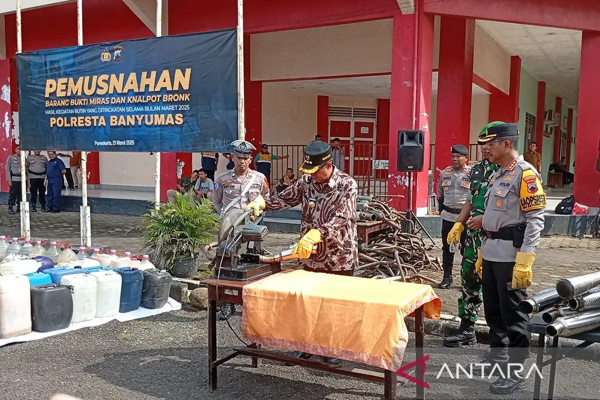 Polresta Banyumas Musnahkan Knalpot Brong dan Miras Hasil Razia