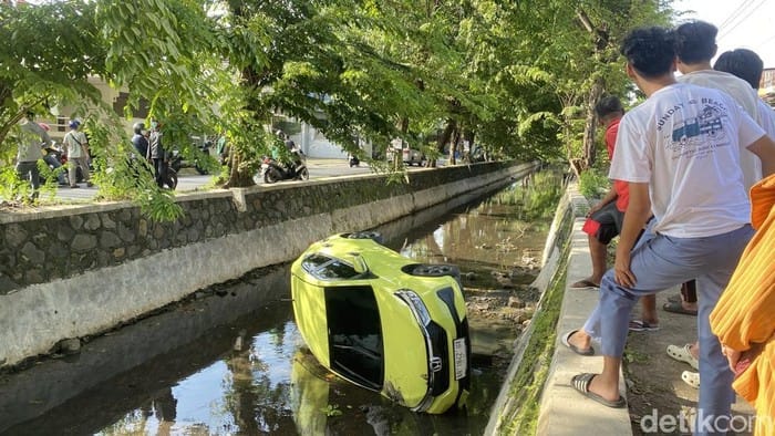 Salah Injak Gas, Pengemudi Brio Terjun ke Kali Banger Semarang