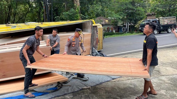 Kapolres Wonogiri Gerak Cepat Evakuasi Truk Terguling di Jatisrono